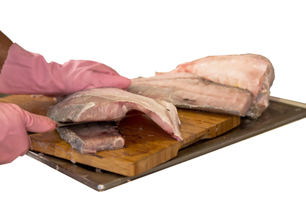 Deskundige chef-kok snijden en schoonmaken van grote vissen in een schoon en hygiëne - Foto, afbeelding