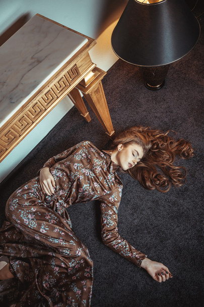 Young woman in a dress on the floor - Foto, afbeelding