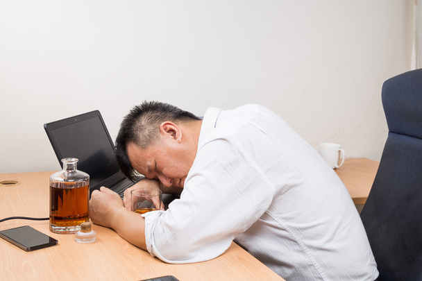 Depressief Aziatische business manager dronken op Bureau - Foto, afbeelding