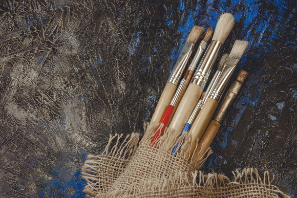 Fırçalar ve boya ile palet - Fotoğraf, Görsel