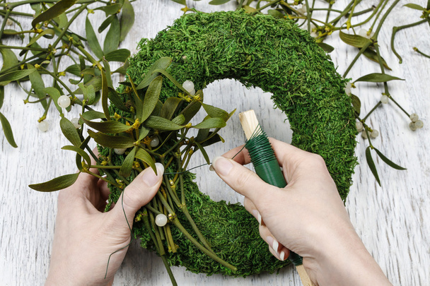 Florist at work:how to make mistletoe wreath, step by step - Foto, Imagen