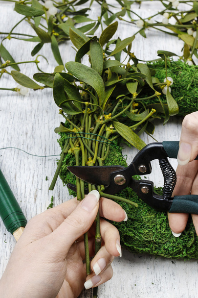 Florist at work:how to make mistletoe wreath, step by step - Zdjęcie, obraz