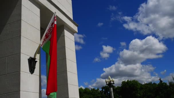 Białoruska flaga w Teatrze Narodowym w Mińsku - Materiał filmowy, wideo