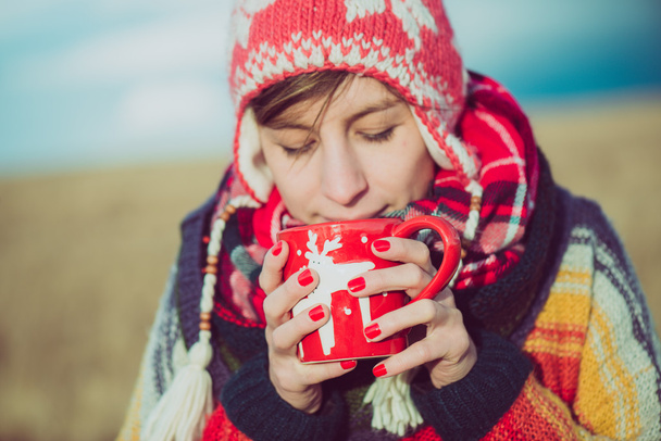 Winter girl drinking tea or coffee - Fotografie, Obrázek