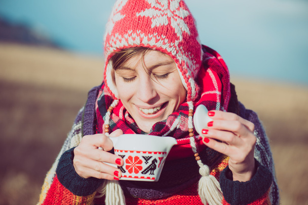 Зимова дівчина п'є чай або каву
 - Фото, зображення