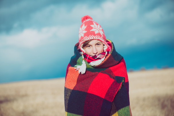 Щаслива вільна жінка з теплим покриттям
 - Фото, зображення