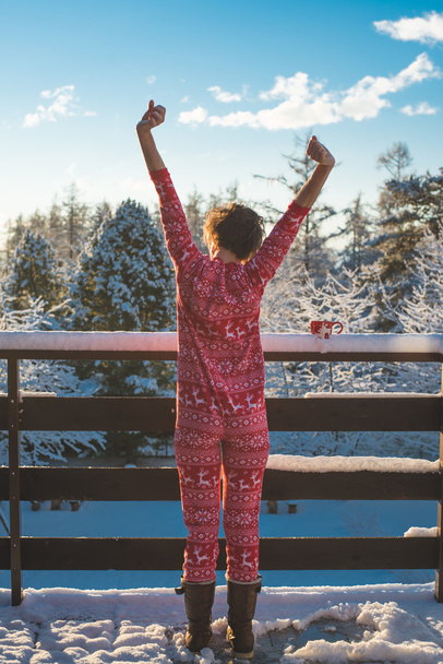 Fiatal nő boldog téli erkélyen - Fotó, kép