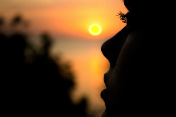 Silhouette di una giovane donna al tramonto - Foto, immagini
