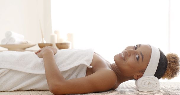 Frau auf Massagetisch im Wellness-Salon - Foto, Bild