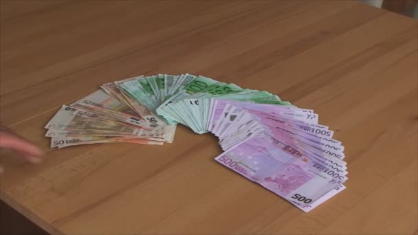 Op de tafel in de kamer Euro biljetten van verschillende coupures verspreid door een fan - Video