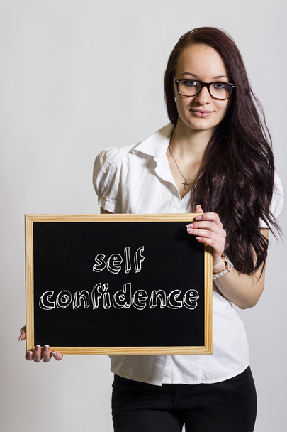 önbizalom - fiatal üzletasszony gazdaság chalkboard - Fotó, kép