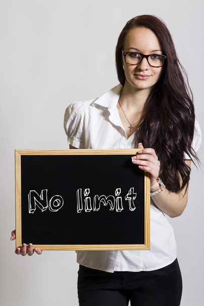 Nem korlátoz - fiatal üzletasszony gazdaság chalkboard - Fotó, kép