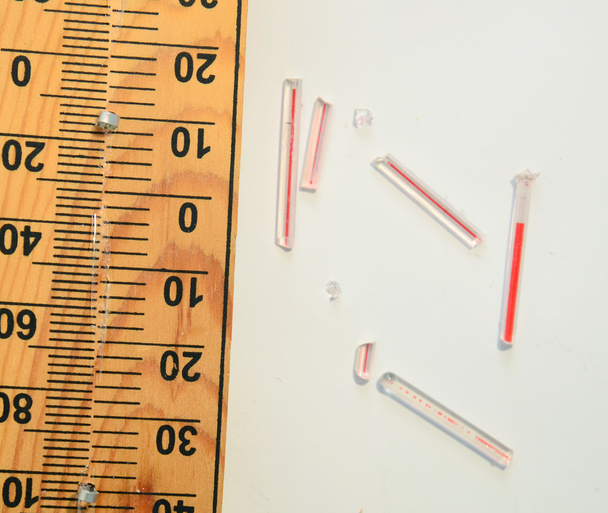 Ahşap bozuk termometre  - Fotoğraf, Görsel