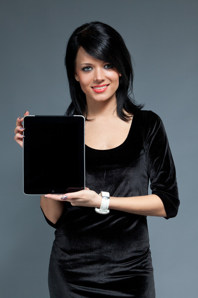 Sexy bruna sorridente presenta nuovo dispositivo touch pad. Modalità verticale spazio vuoto per posizionare il prodotto con il logo del testo. Uno di raccolta
. - Foto, immagini