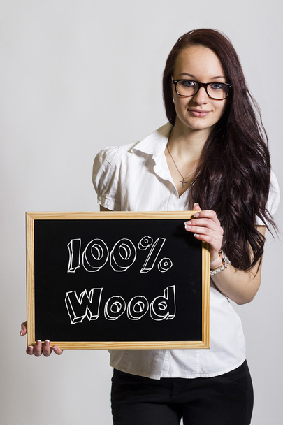 100% 木 - 黒板を保持若い実業家 - 写真・画像