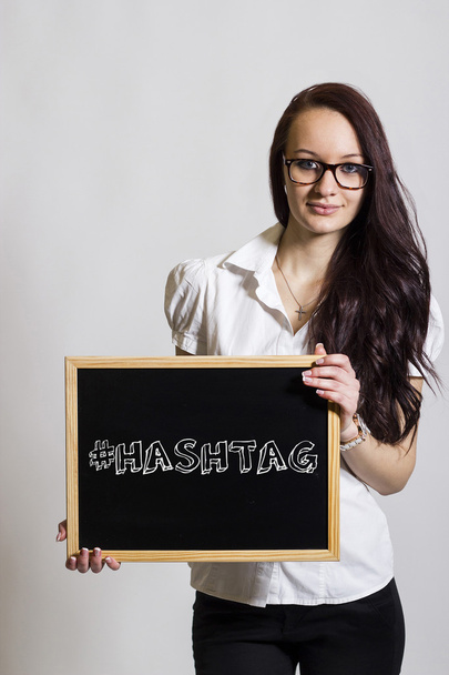 #hashtag - junge unternehmerin mit kreidetafel - Foto, Bild