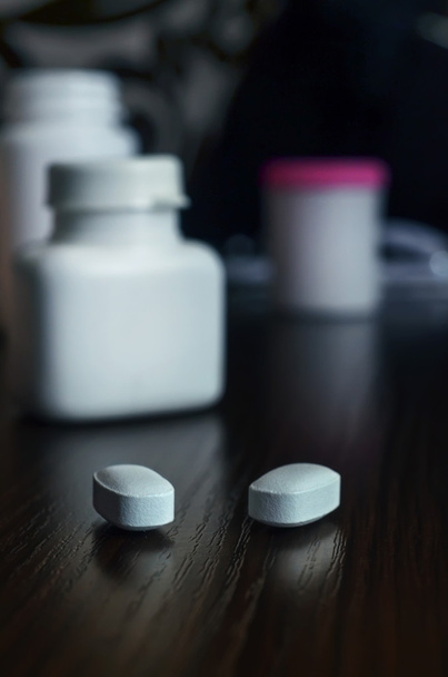 Dos pastillas sobre la mesa
 - Foto, Imagen