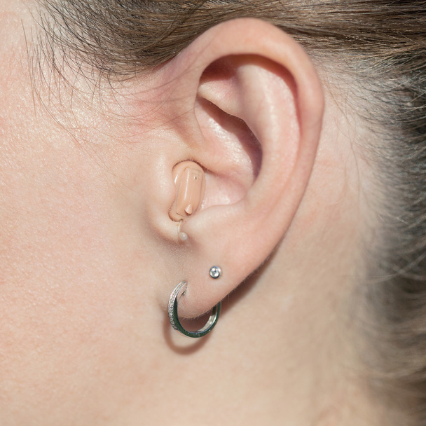 Ένα ακουστικό βαρηκοΐας στο αυτί σας από κοντά - Φωτογραφία, εικόνα