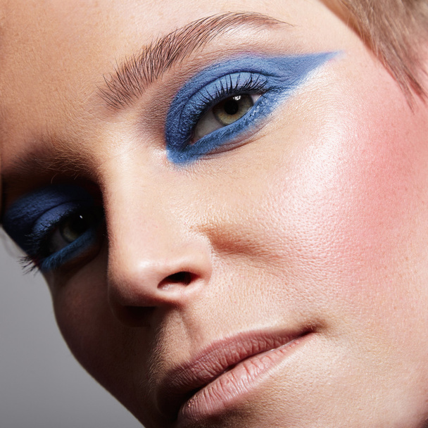 woman with blue eyeshadows - Foto, Bild