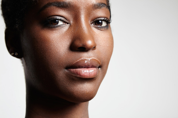 Schwarze Frau mit perfekter Haut - Foto, Bild
