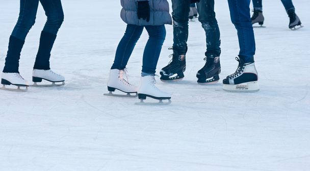 legs of people skating closeup - Foto, Bild