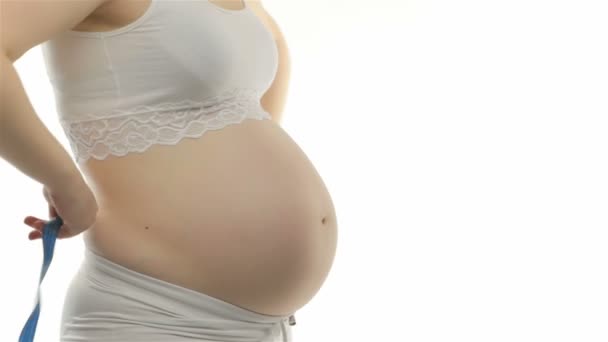 kobieta w ciąży w pasie pomiaru - Materiał filmowy, wideo
