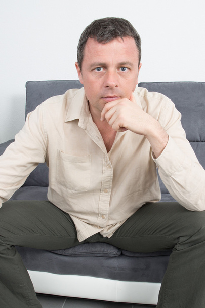 καταθλιπτική άνθρωπος σκέφτεται στο σπίτι στον καναπέ - Φωτογραφία, εικόνα