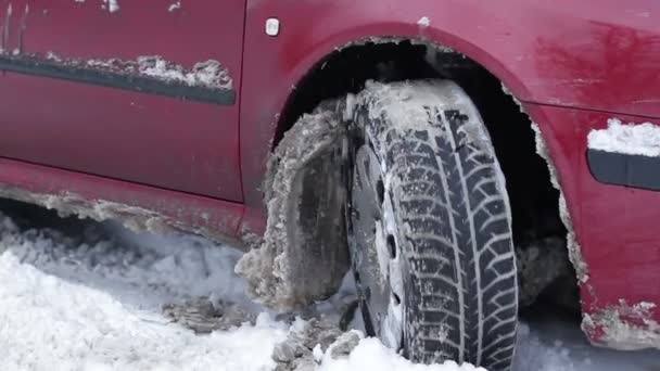 auto vast in de sneeuw. - Video