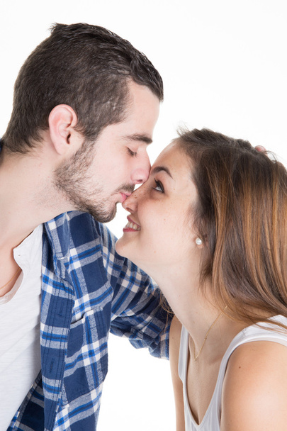 Jovem casal apaixonado beijando isolado no fundo branco
 - Foto, Imagem