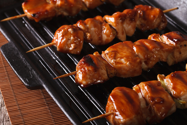 Japońskie szaszłyki yakitori szaszłyki z kurczaka na grilla. Poziome clos - Zdjęcie, obraz