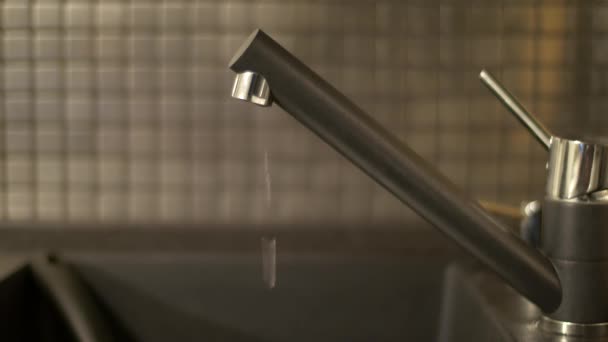 falling water drops from faucet - Filmagem, Vídeo