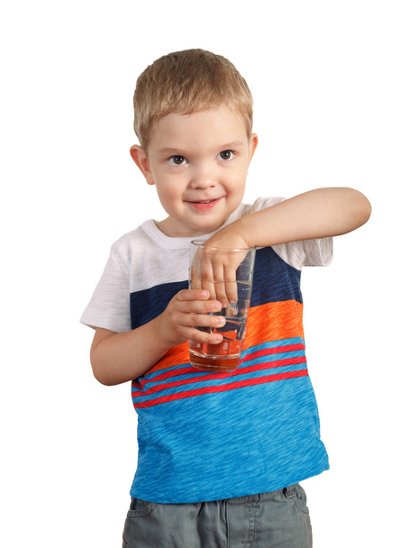 niño sosteniendo un vaso con agua helada. aislado en blanco
 - Foto, Imagen