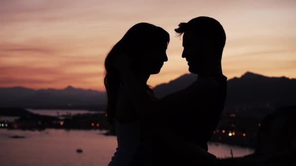 pár csók a naplemente a parti táj - Felvétel, videó
