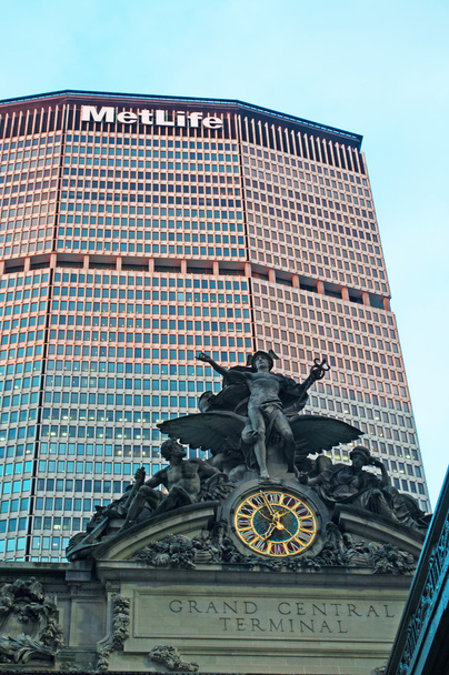 New York: the Grand Central Terminal, a commuter railroad terminal at 42nd Street, and MetLife building, one of the 100 tallest buildings in Usa, two iconic landmarks of the city in the world - Foto, afbeelding