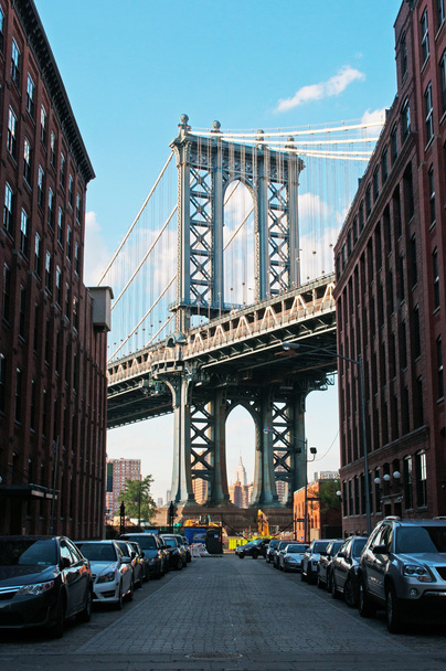Νέα Υόρκη, Ηνωμένες Πολιτείες της Αμερικής: η εικονική άποψη της η γέφυρα του Μανχάταν, μια κρεμαστή γέφυρα που διασχίζει τον ποταμό Ανατολή, φαίνεται από Dumbo γειτονιά στο Brooklyn - Φωτογραφία, εικόνα