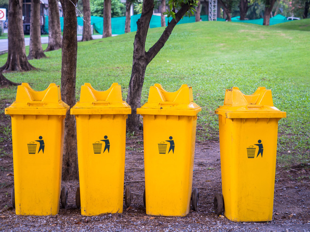 Жовті смітники в парку
 - Фото, зображення