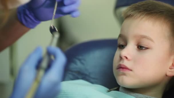 Primer plano niño pequeño durante el procedimiento de tratamiento de perforación de dientes en el consultorio de la clínica dentista
. - Metraje, vídeo