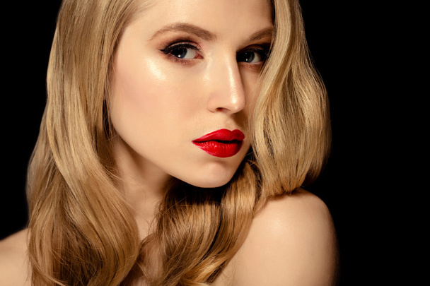 güzel genç model kırmızı dudaklar - Fotoğraf, Görsel