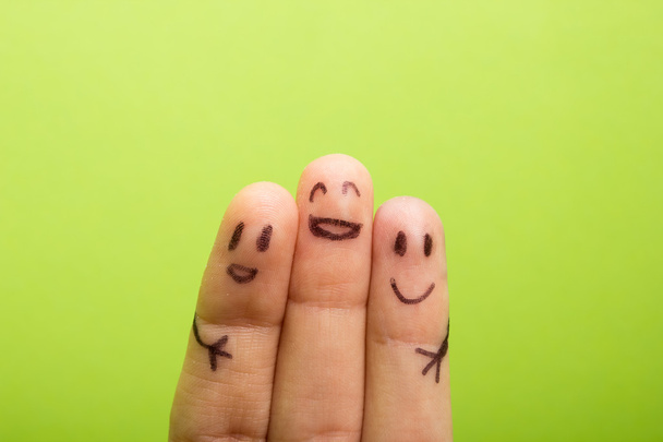 Три улыбающихся пальца, которые очень счастливы быть друзьями
 - Фото, изображение