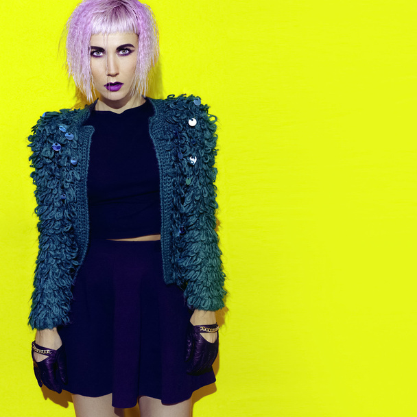 Blonde in stylish knitted jacket. Party style - Valokuva, kuva