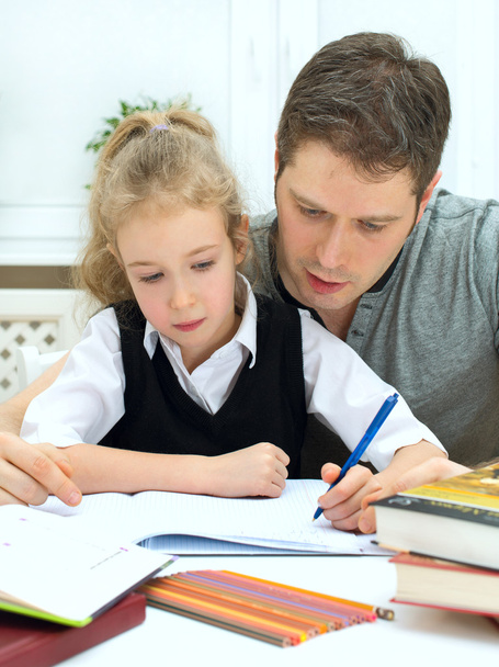 πατέρα, βοηθώντας την κόρη με τα μαθήματα στο σπίτι. - Φωτογραφία, εικόνα