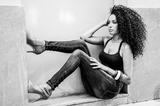 młoda kobieta czarny, fryzura afro, w ośrodkach miejskich - Zdjęcie, obraz