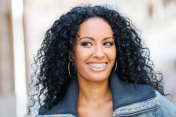 Jovem mulher negra sorrindo com aparelho
 - Foto, Imagem