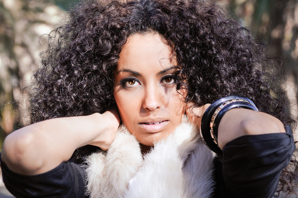 Joven mujer negra, peinado afro, en el fondo urbano
 - Foto, Imagen