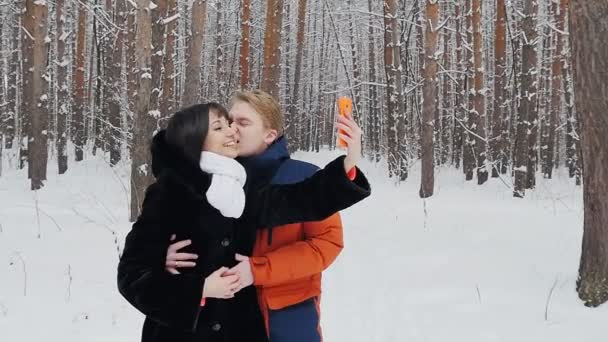 Glückliches Paar macht Selfie in Zeitlupe - Filmmaterial, Video