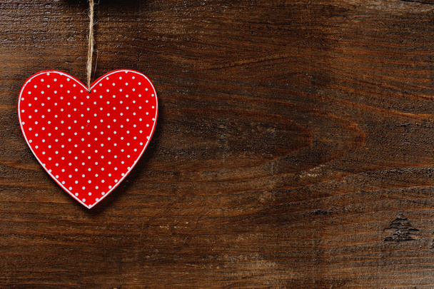 Красное сердце на деревянном фоне - концепция любви
 - Фото, изображение