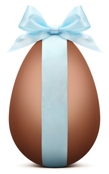 Шоколадное пасхальное яйцо с голубой лентой Лук изолирован на белом фоне
 - Фото, изображение
