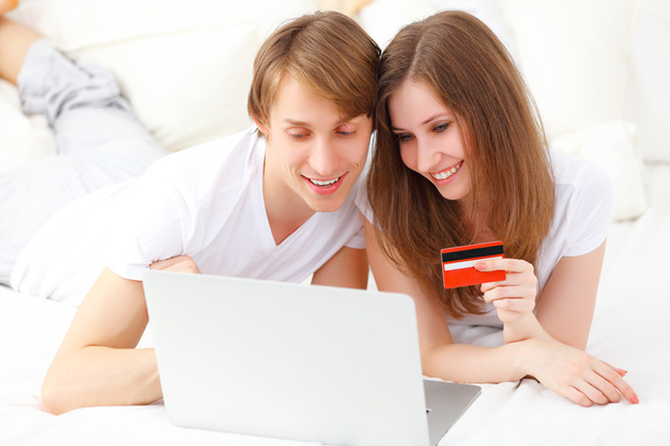 mutlu çift yapar laptop ve kredi kartı ile alışveriş online bir - Fotoğraf, Görsel