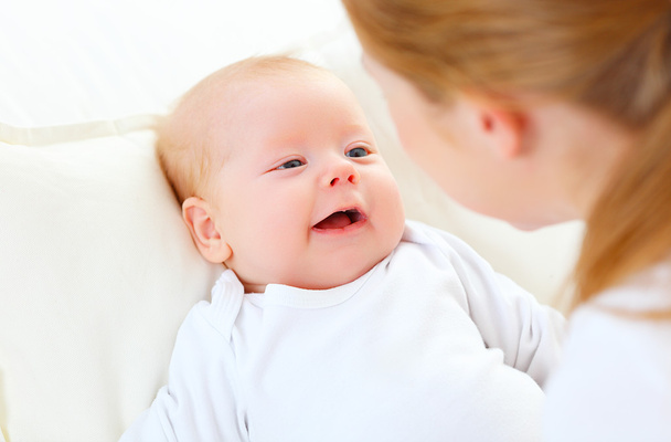 лицо новорожденного ребенка на руках матери
 - Фото, изображение