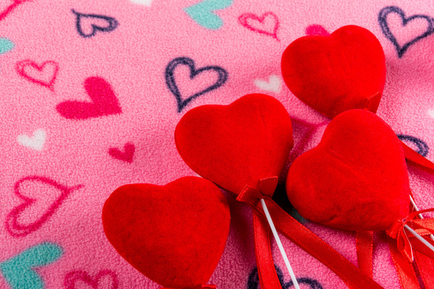 corazones de San Valentín rojo en el fondo en forma de corazón
 - Foto, Imagen